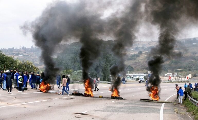  VIOLENCE BREAKS OUT IN S.AFRICA OVER ZUMA IMPRISONMENT