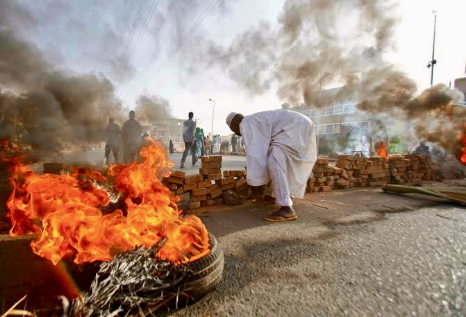 SUDAN COUP: PRO-DEMOCRACY ACTIVISTS BARRICADE KHARTOUM ROADS