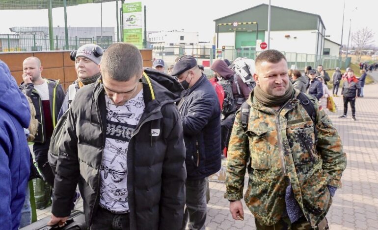 UKRAINIANS RETURN HOME TO FIGHT RUSSIAN INVASION