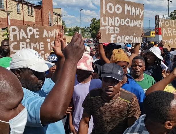  HIGH POLICE PRESENCE IN DIEPSLOOT, 50 ARRESTED: 27 ILLEGAL MIGRANTS (VIDEO)