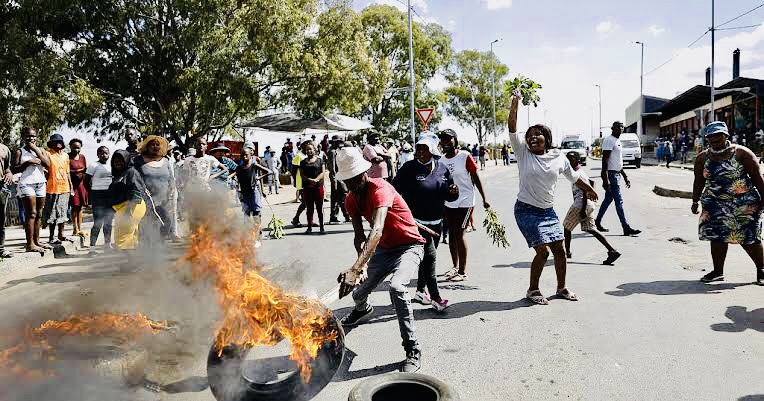  SOUTH AFRICAN TOWNSHIP ROCKED BY ANTI-CRIME RIOTS, FOREIGNERS TARGETED (VIDEO)