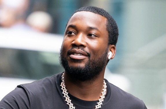 MEEK MILL APOLOGIZES FOR SHOOTING A VIDEO IN GHANA’S PRESIDENTIAL PALACE