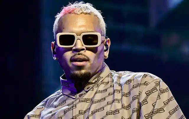 CHRIS BROWN THROWS FAN’S PHONE AWAY DURING PERFORMANCE